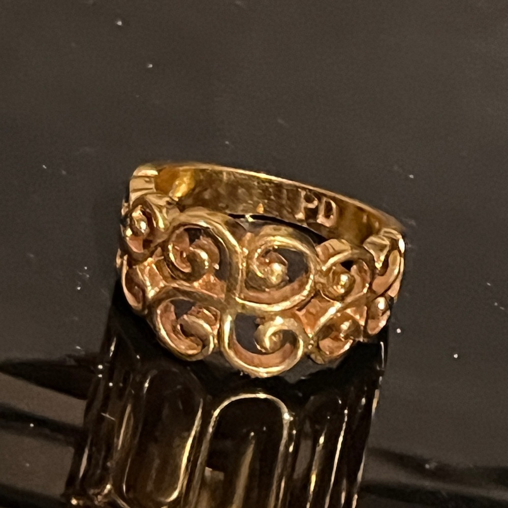 Elegant Gold Swirl Ring